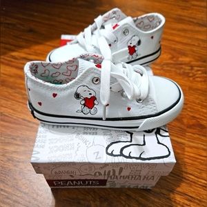 Adorable NEW The Peanuts Snoopy Valentine's Day Kid's Sneakers, Size Kids 8